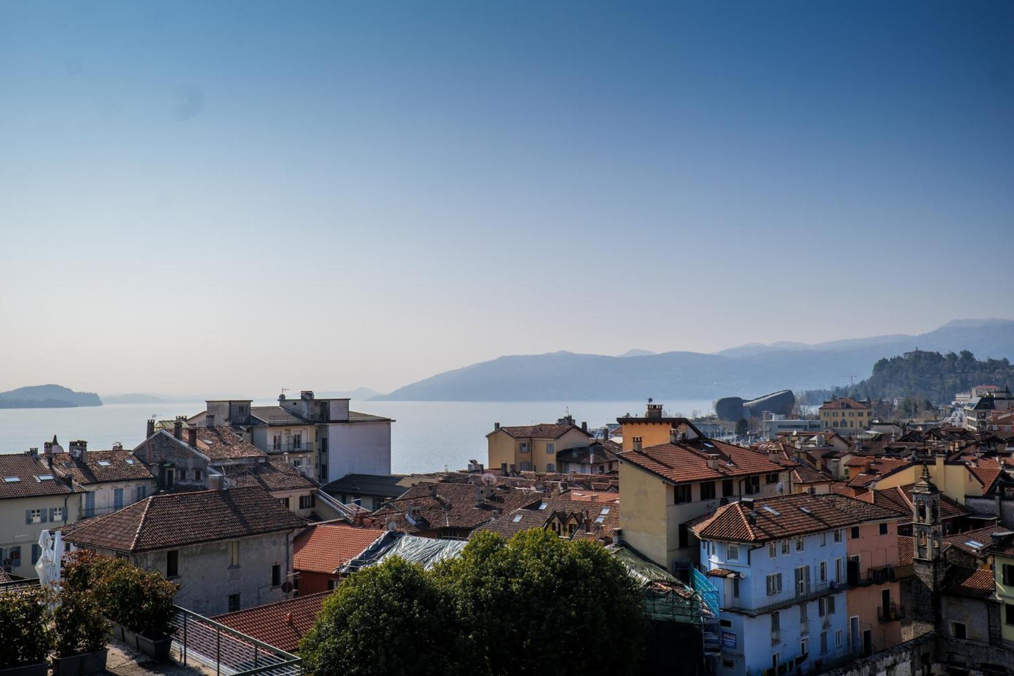 L'Attico Di Susanna Verbania Bagian luar foto