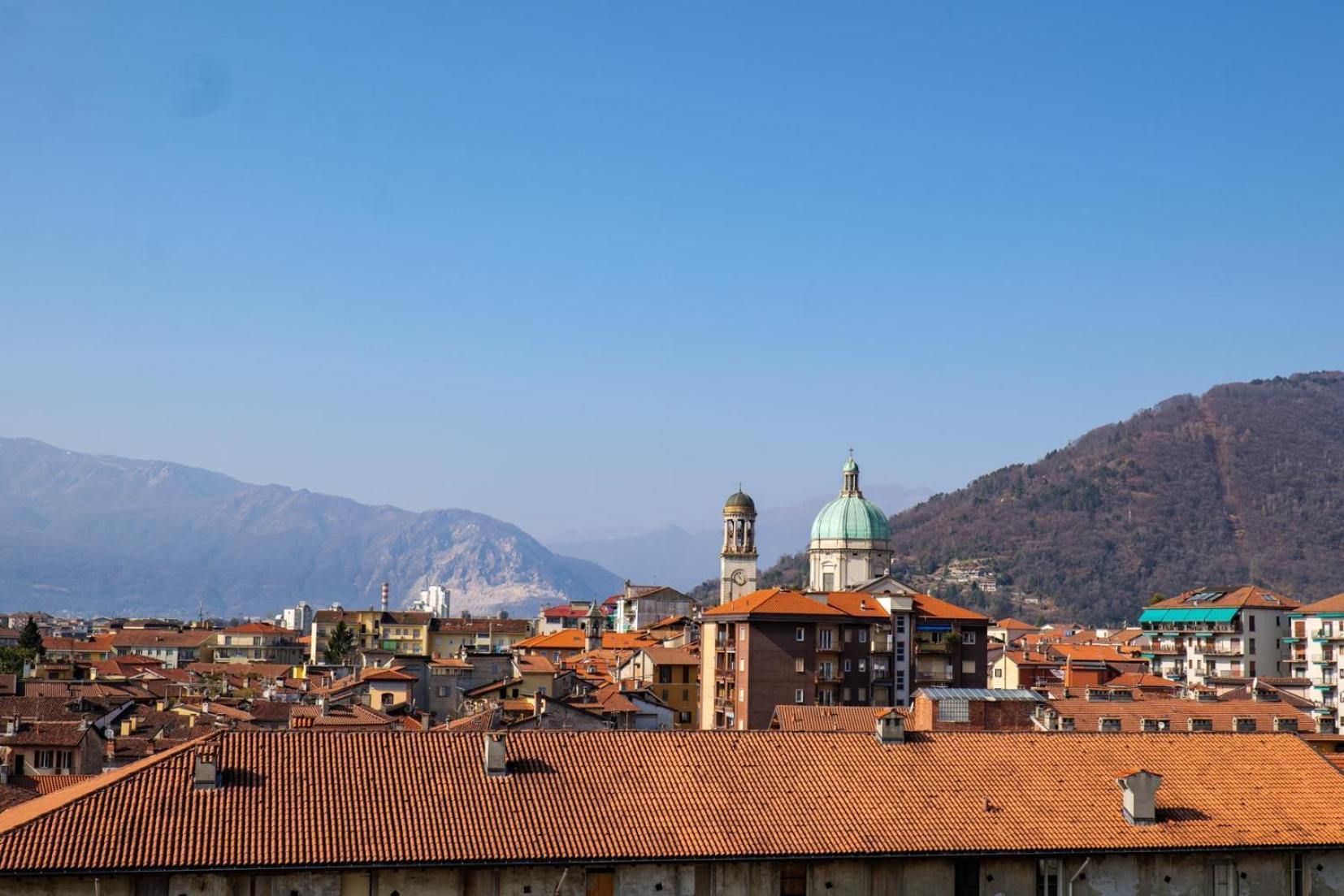 L'Attico Di Susanna Verbania Bagian luar foto
